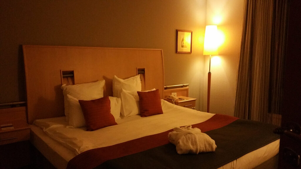 hotel Mercure Cieszyn sypialnia w apartamencie