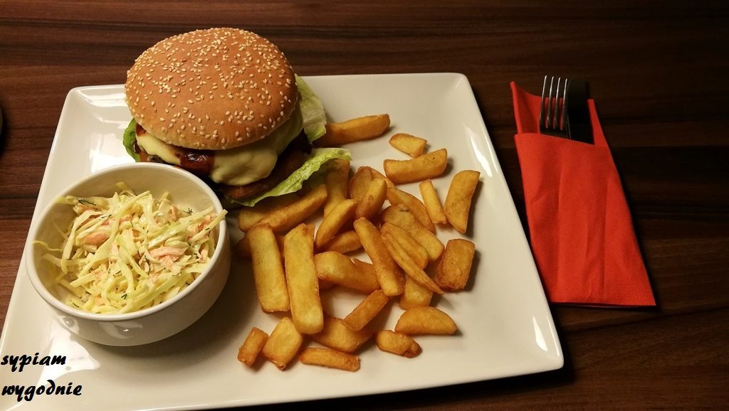 burger serwowany w hotelu Hampton by Hilton Kraków