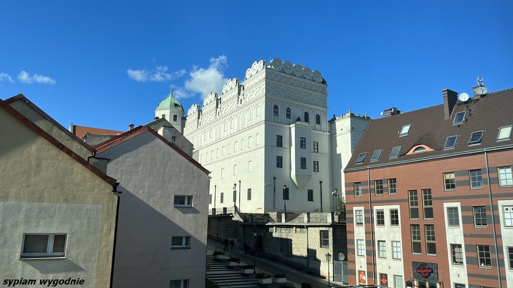 widok na Zamek Książąt Pomorskich z pokoju w hotelu ibis Styles Szczecin