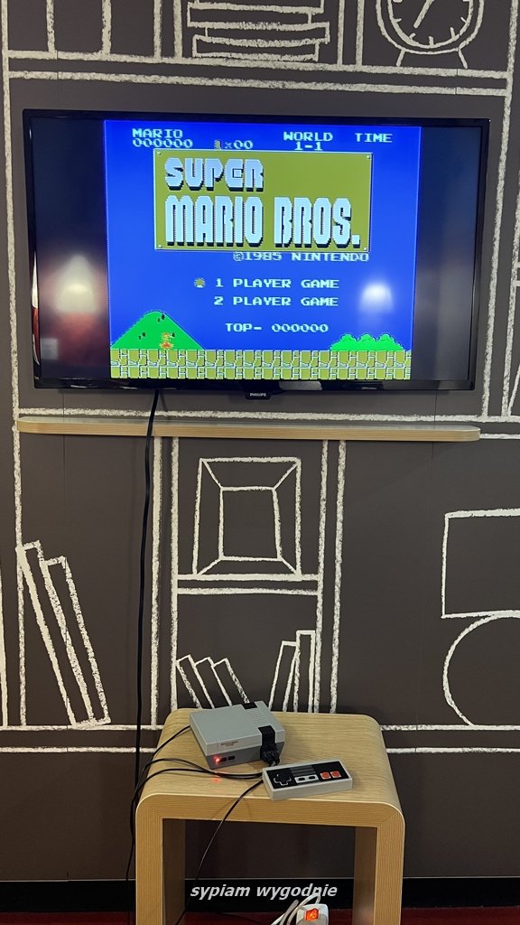 gra Mario w pokoju w ibis Wrocław Centrum