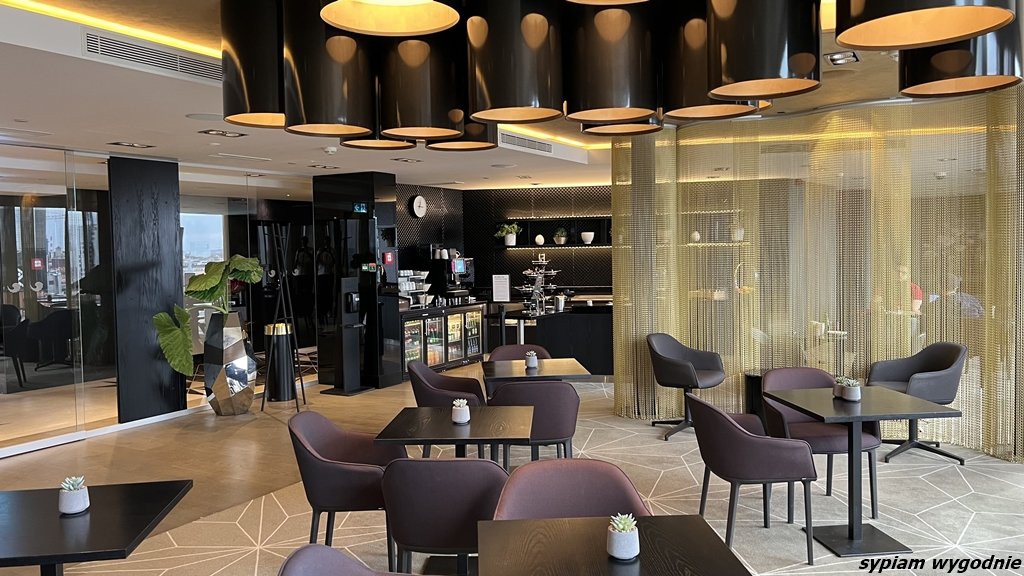 Hilton Tallinn Park - executive lounge - ogólny widok na salonik