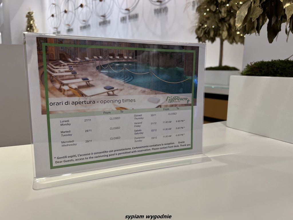 informacja o godzinach otwarcia basenu w Hilton Sorrento Palace