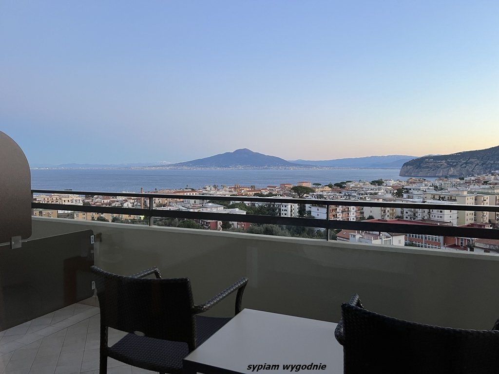widok z pokoju w Hilton Sorrento Palace na wulkan wezuwiusz