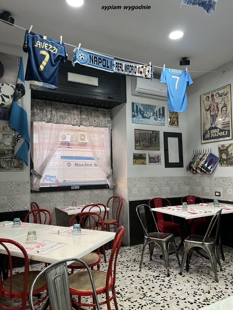 Neapol Pizzeria Scugnizzo Trattoria - wnętrze restauracji