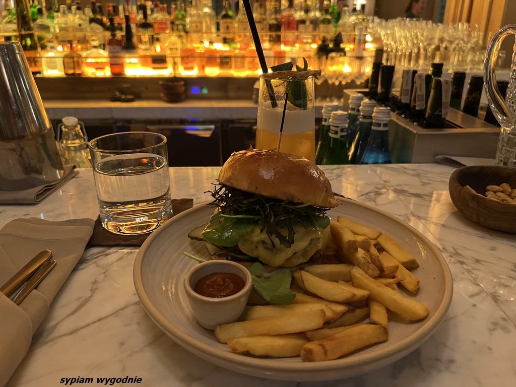 burger serwowany w barze Long w Raffles Europejski Warsaw