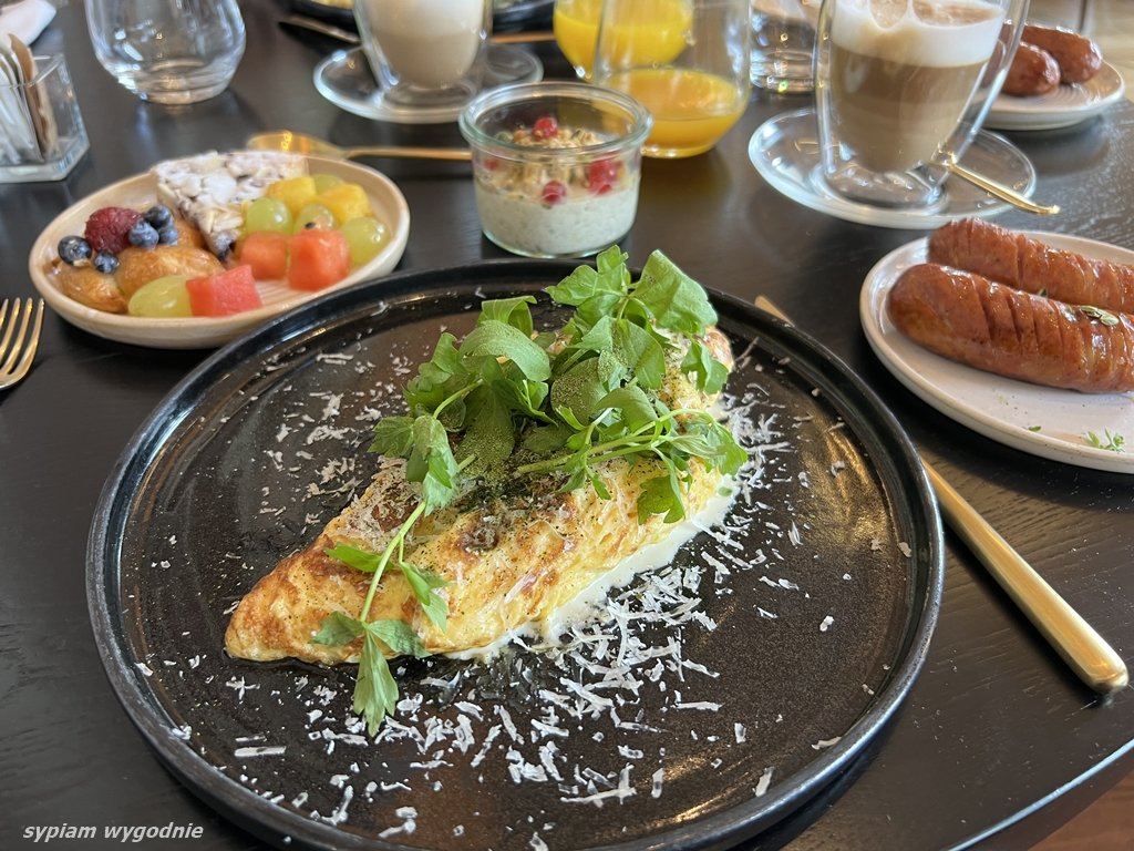 omlet z halibutem serwowany w ramach śniadania w Europejski Grill