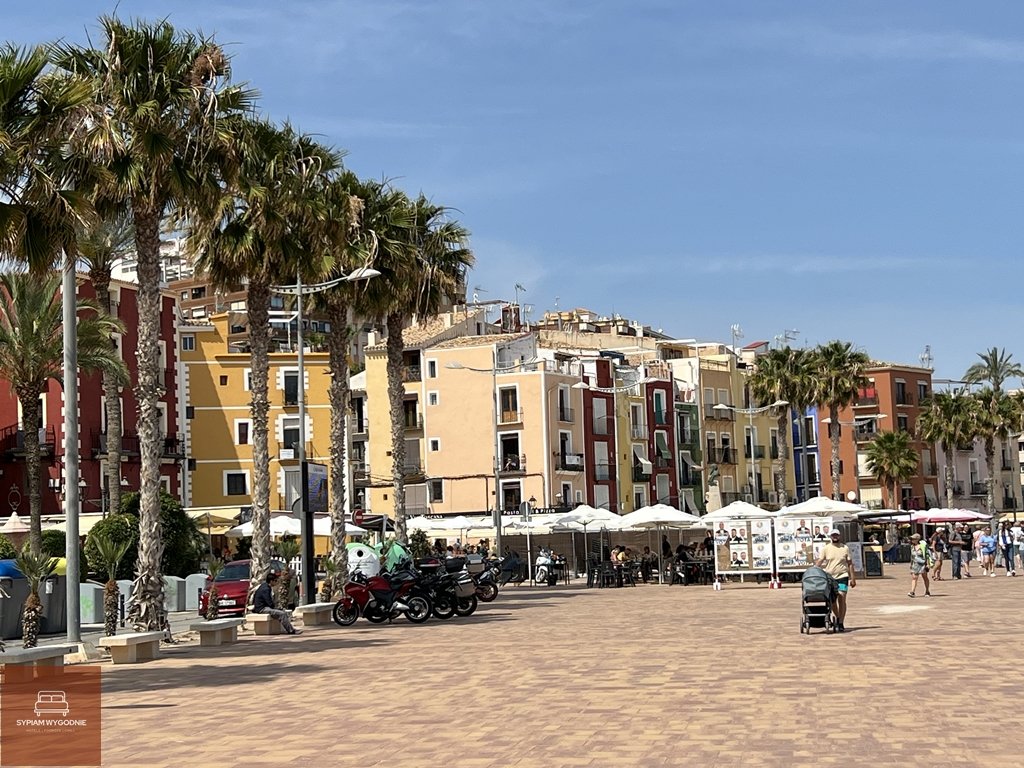 Alicante - okolice - kolorowe kamienice przy plaży w Villajoyosa