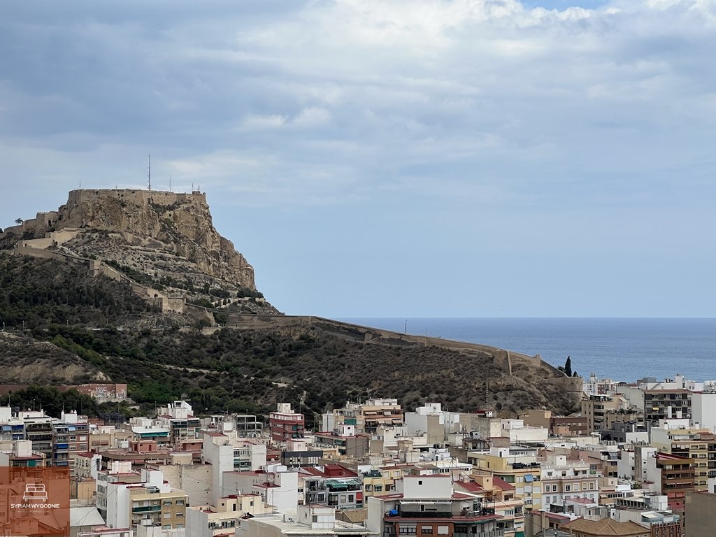 widok z zamku San Fernando w Alicante na drugi zamek świętej Barbary