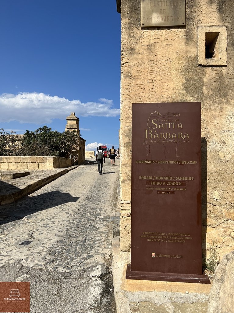 wejście na zamek Castillo de Sante Barbara jest bezpłatne