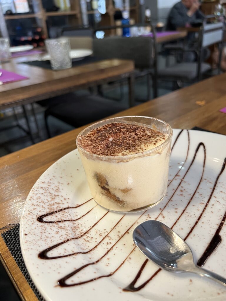 i deser - tiramisu w Cerveceria Layton Castaños