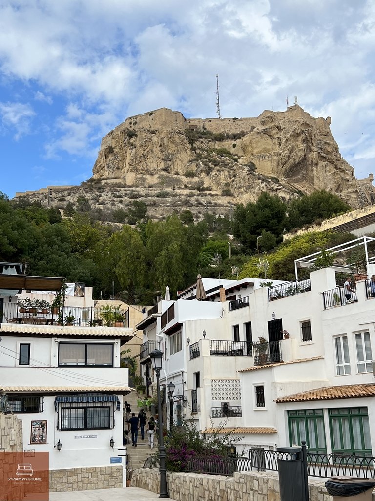 romantyczna dzielnica w Alicante - El Barrio de Santa Cruz z pięknymi kamienicami