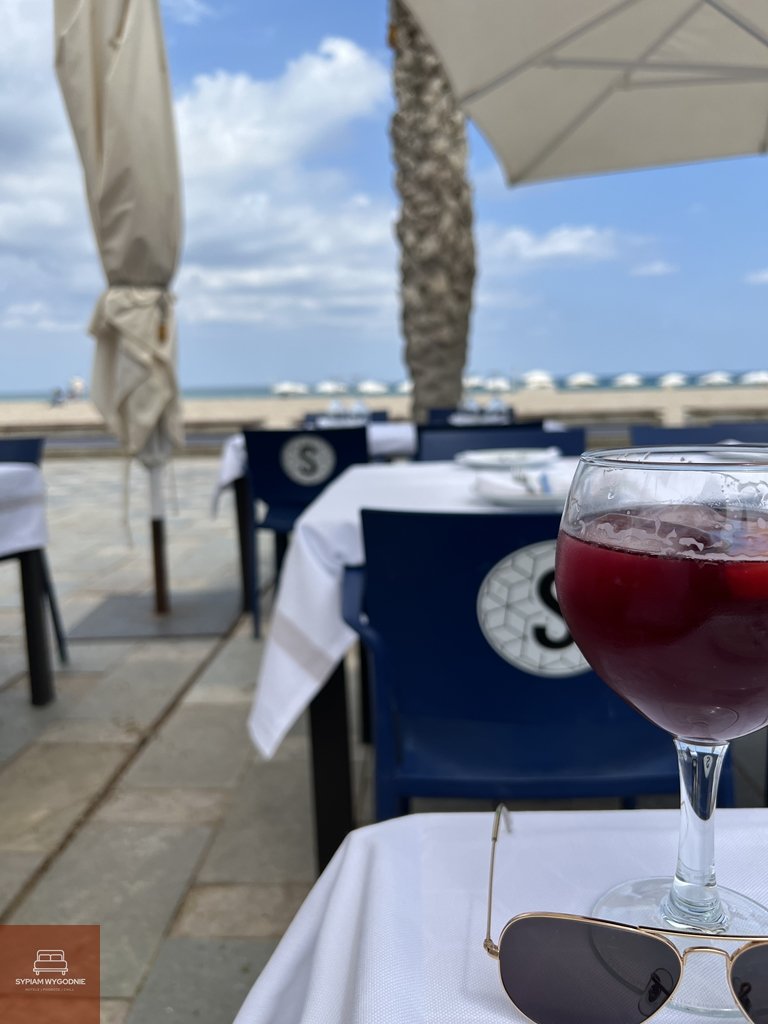 tinto de verano oraz widok na plażę w Alicante - restauracja Salitre