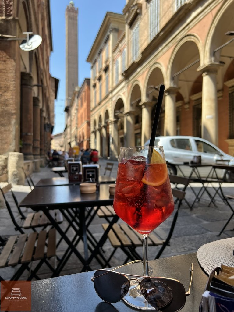 Drink campari spritz, gorzka alternatywa dla aperol spirtz w jednej z włoskich kawiarni