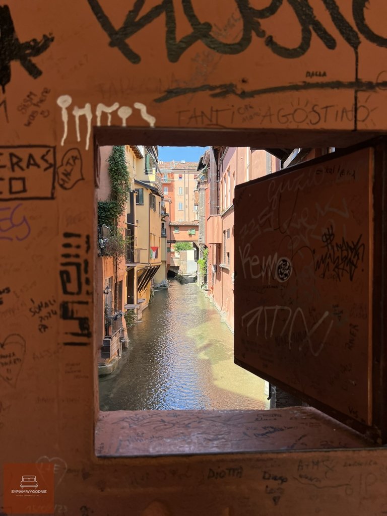 instagramowe miejsce w Bolonii - okienko na moście - Finestrella di Via Piella - Canale di Reno