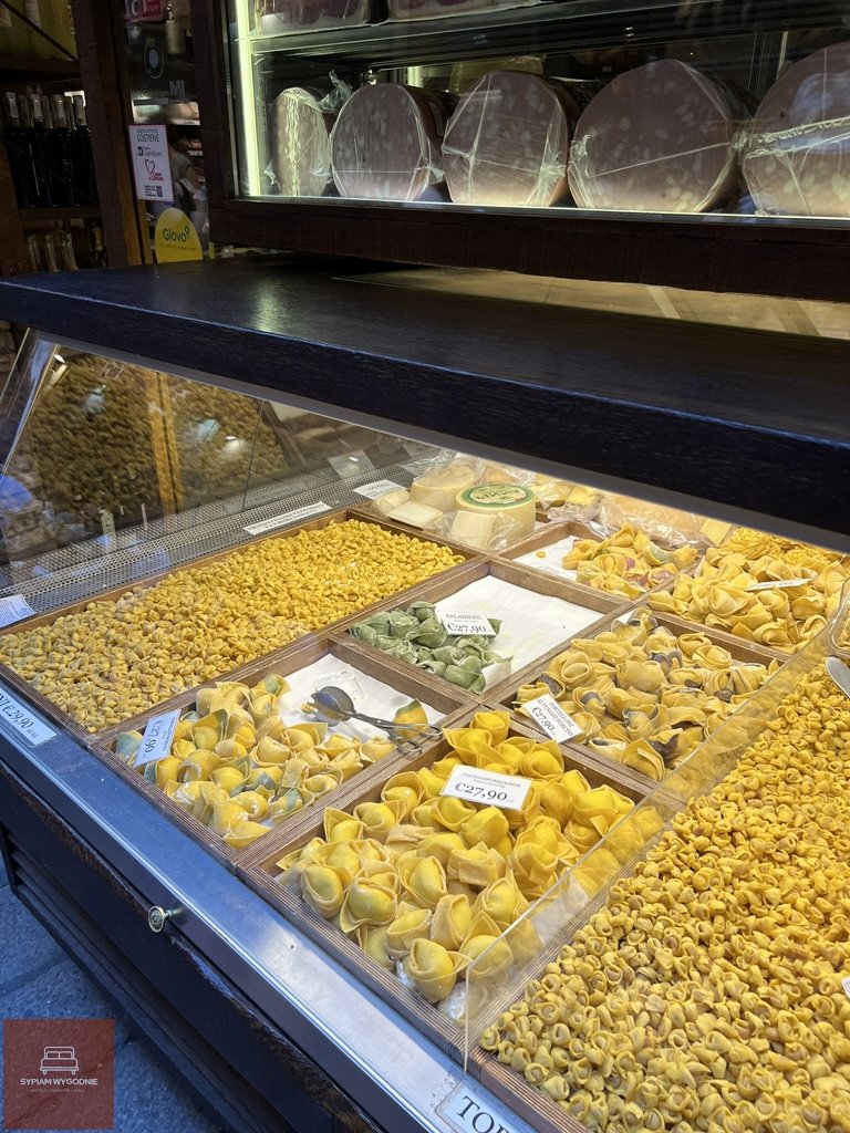 różne rodzaje włoskich makaronów w Bolonii - food hall w Bolonii - Mercato di Mezzo