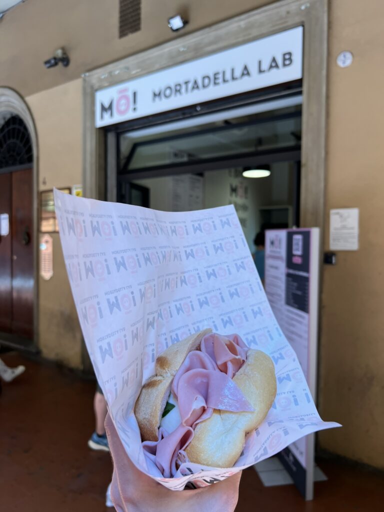 kultowa kanapka w Bolonii wypełniona mortadelą i mozarellą - restauracja to Mò Mortadella Lab