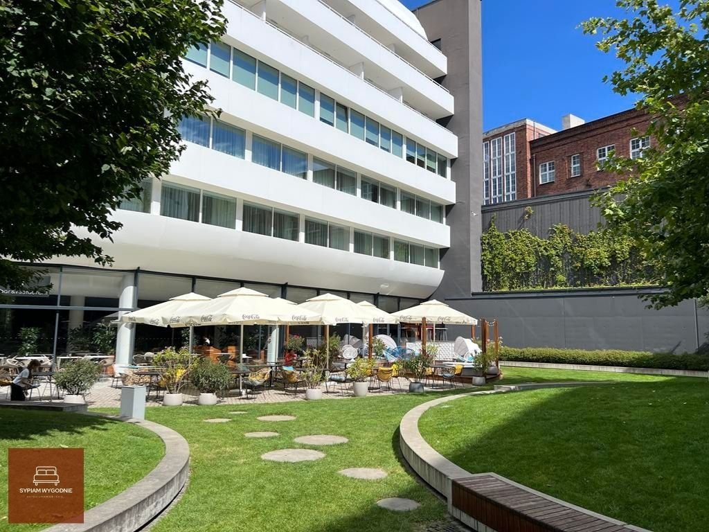 patio w pięciogwiazdkowym hotelu DoubleTree by Hilton Wrocław